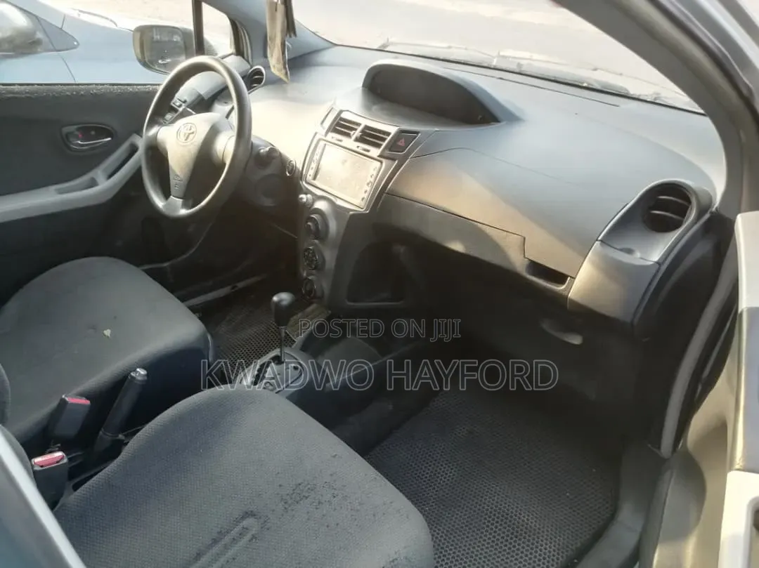 Toyota Vitz 2010 Silver
