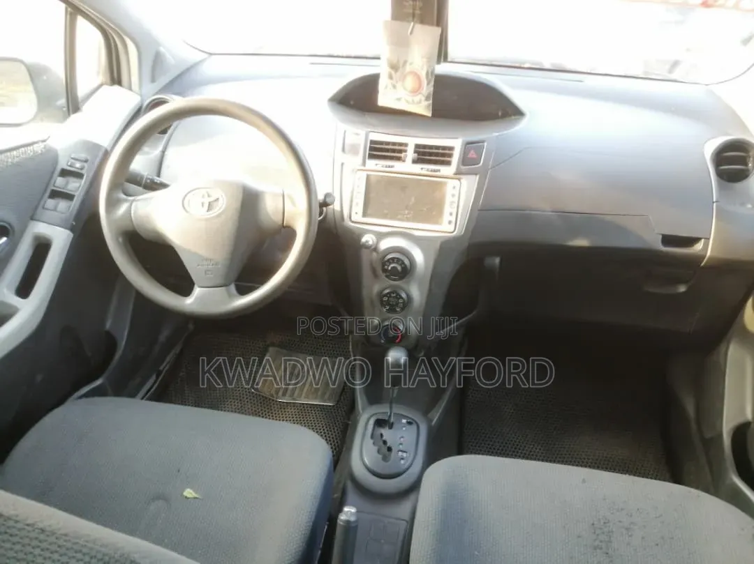 Toyota Vitz 2010 Silver