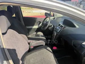 Toyota Vitz 2010 Silver