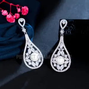 Middle Pearl Earring