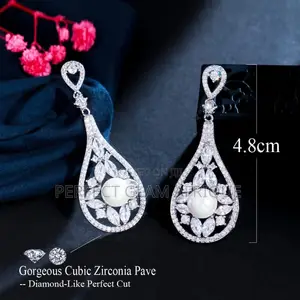 Middle Pearl Earring