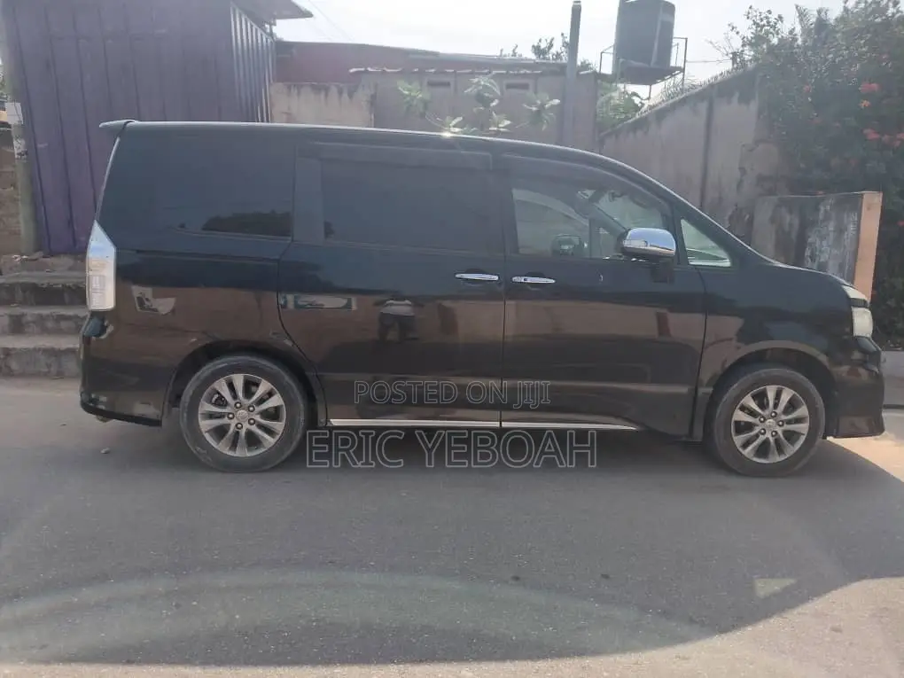 Toyota Voxy ZS Kirameki III 4WD 8-Seater 2012 Black