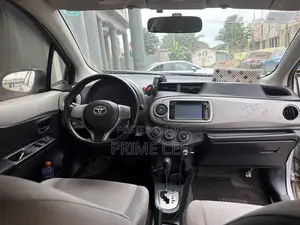 Toyota Vitz 2012 Silver