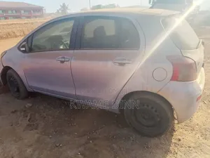 Toyota Vitz 1.0 FWD 3dr 2010 Red