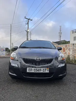 Toyota Yaris Base Sedan 4dr 2010 Gray