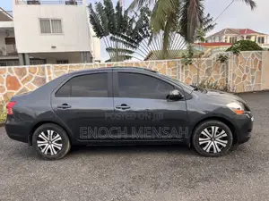 Toyota Yaris Base Sedan 4dr 2010 Gray