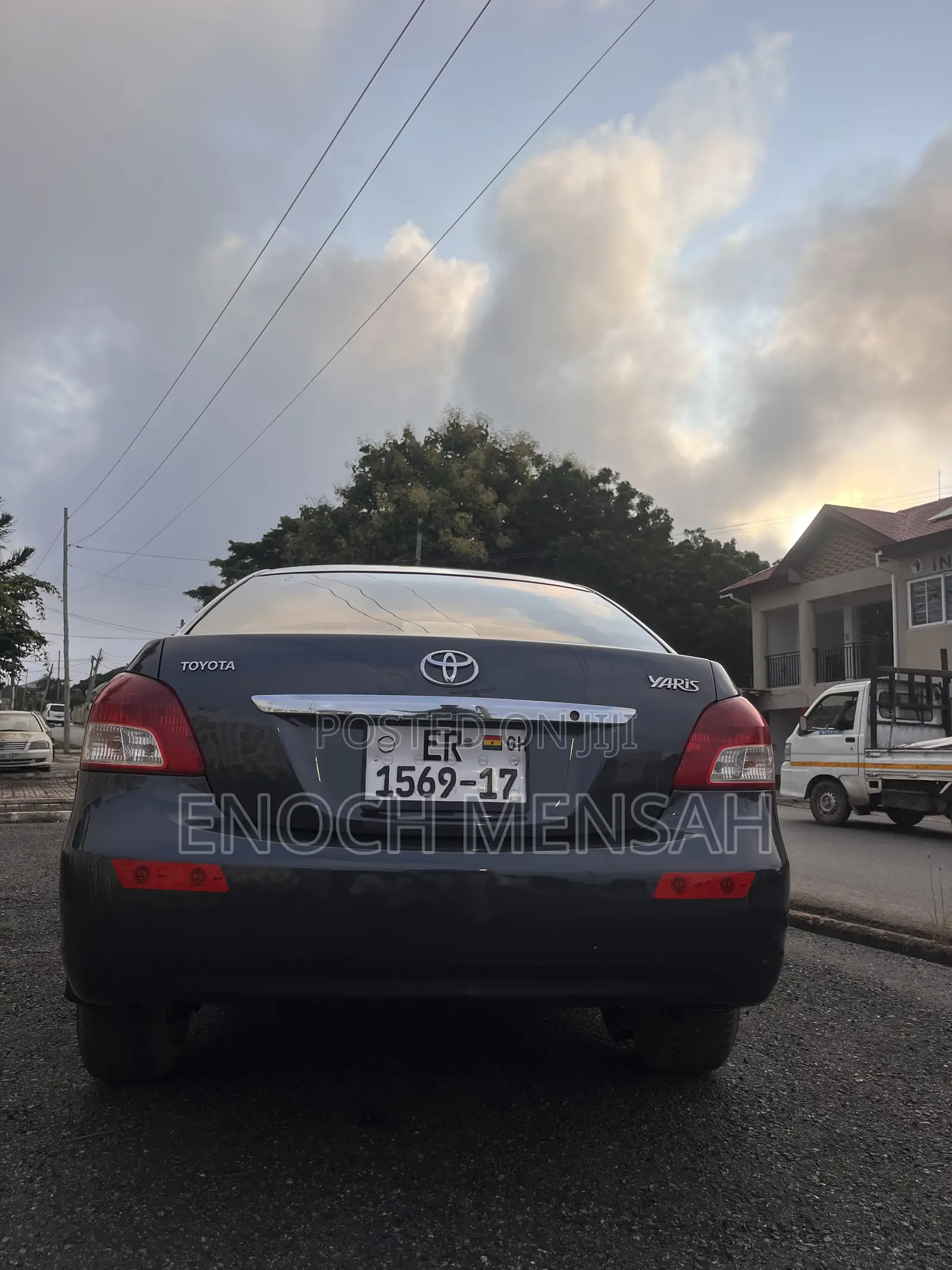 Toyota Yaris Base Sedan 4dr 2010 Gray