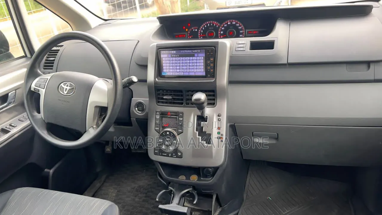 Toyota Voxy 2013 Red