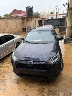 Toyota RAV4 XLE Premium 2021 Blue