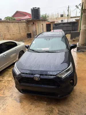 Toyota RAV4 XLE Premium 2021 Blue