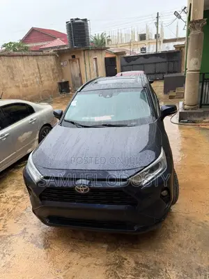 Toyota RAV4 XLE Premium 2021 Blue