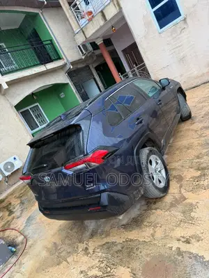 Toyota RAV4 XLE Premium 2021 Blue