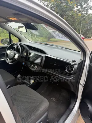 Toyota Vitz 1.0 FWD 5dr 2015 Silver