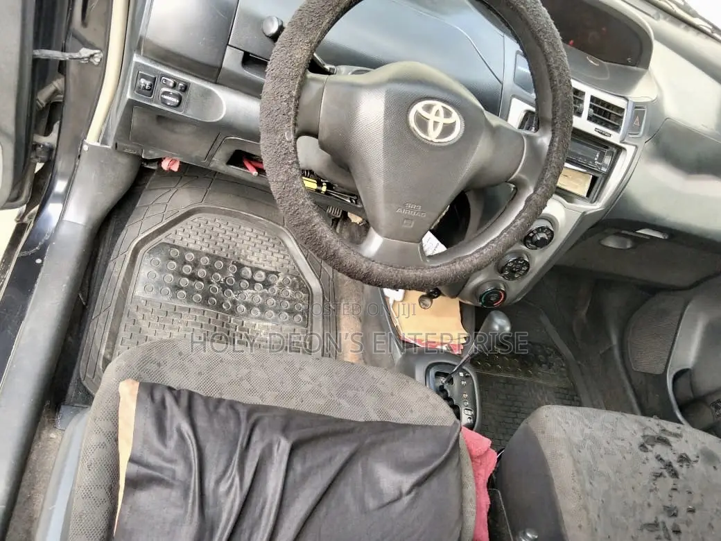 Toyota Vitz 1.0 FWD 5dr 2010 Black