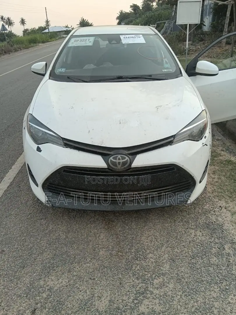 Toyota Corolla LE (1.8L 4cyl 2A) 2018 White