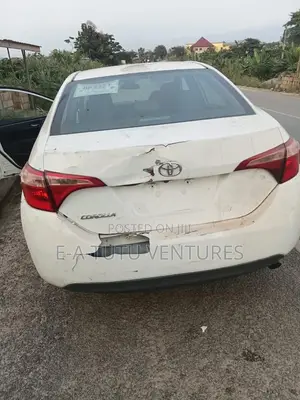 Toyota Corolla LE (1.8L 4cyl 2A) 2018 White
