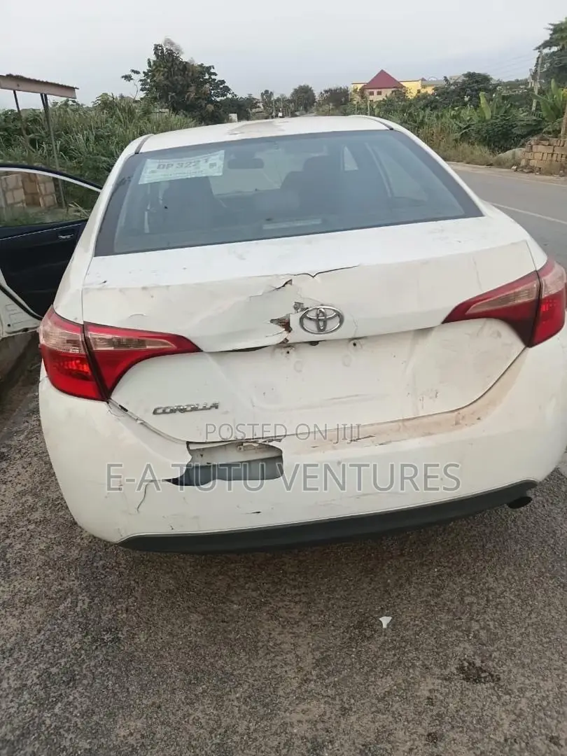 Toyota Corolla LE (1.8L 4cyl 2A) 2018 White