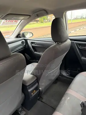 Toyota Corolla LE (1.8L 4cyl 2A) 2018 White