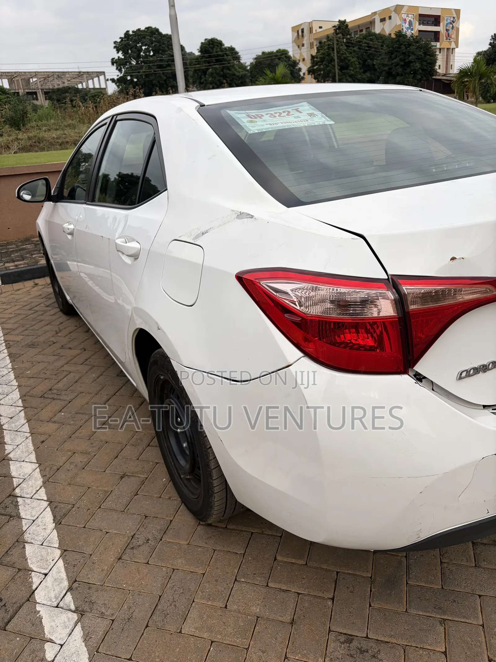 Toyota Corolla LE (1.8L 4cyl 2A) 2018 White