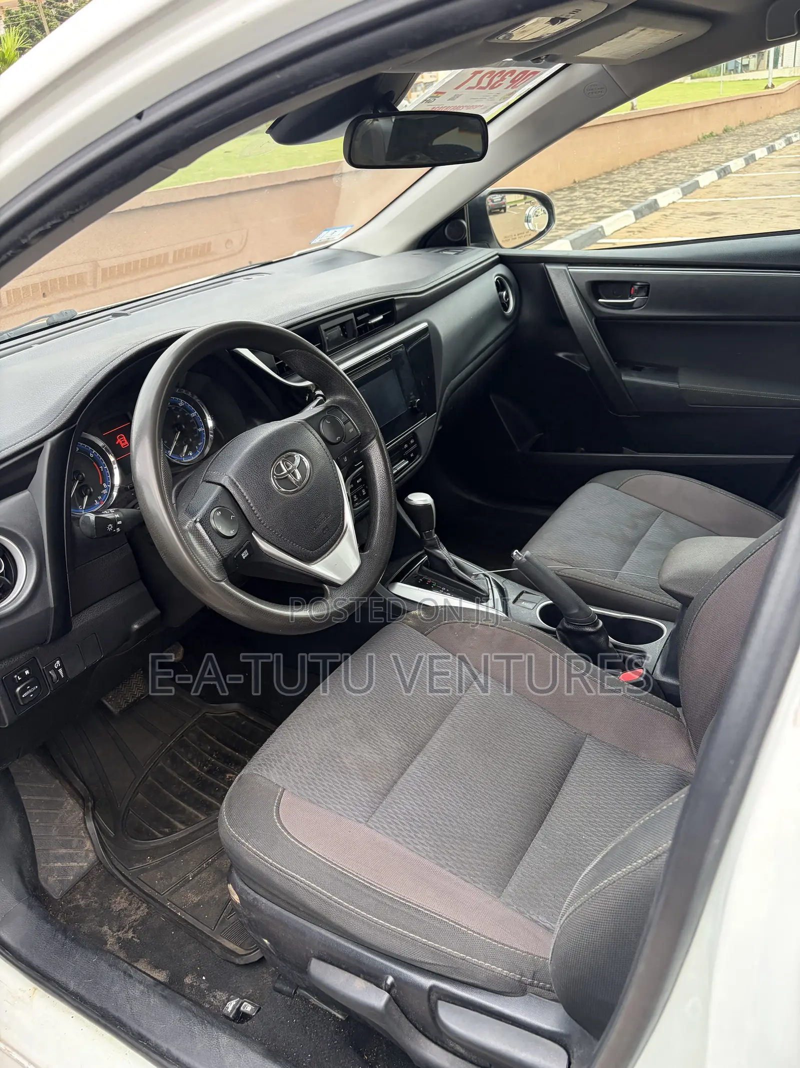 Toyota Corolla LE (1.8L 4cyl 2A) 2018 White
