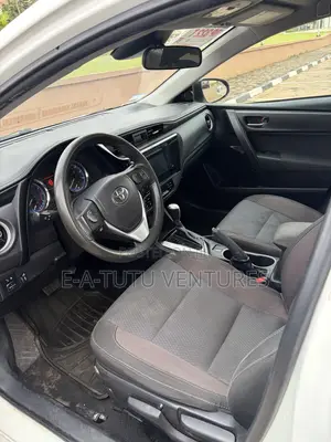 Toyota Corolla LE (1.8L 4cyl 2A) 2018 White