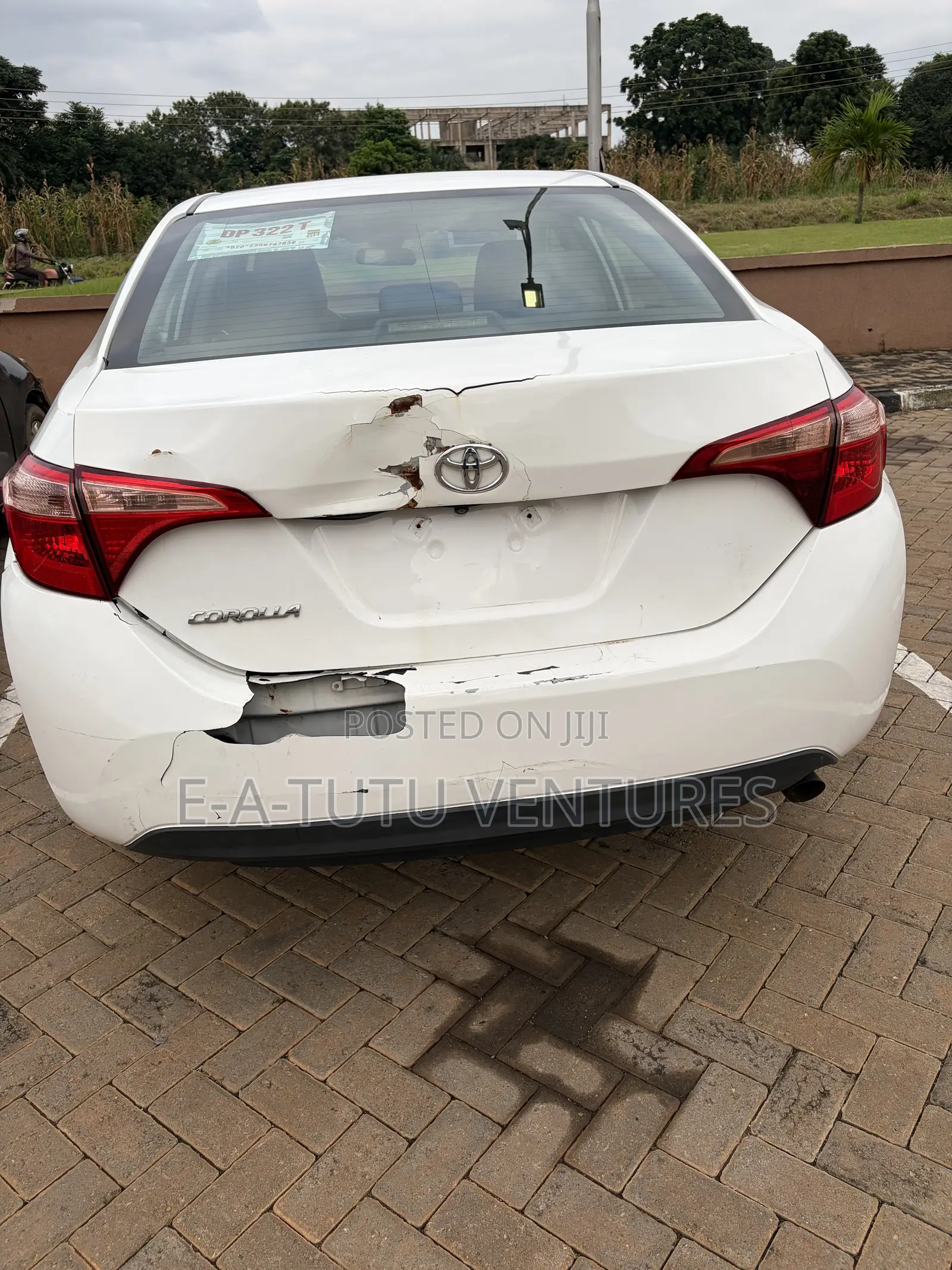 Toyota Corolla LE (1.8L 4cyl 2A) 2018 White