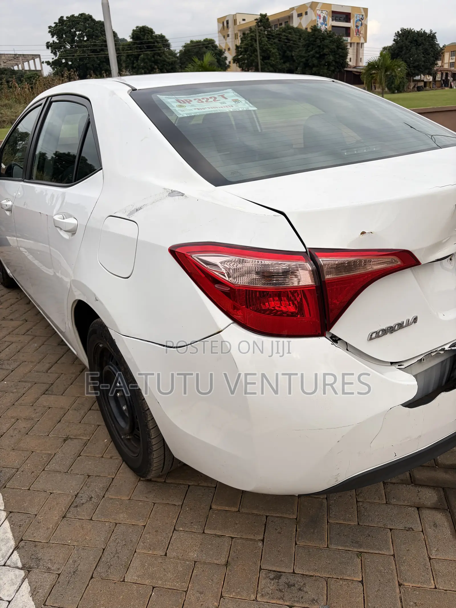 Toyota Corolla LE (1.8L 4cyl 2A) 2018 White