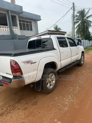 Toyota Tacoma 2022 White