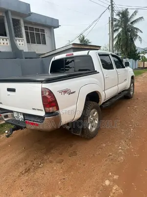 Toyota Tacoma 2022 White