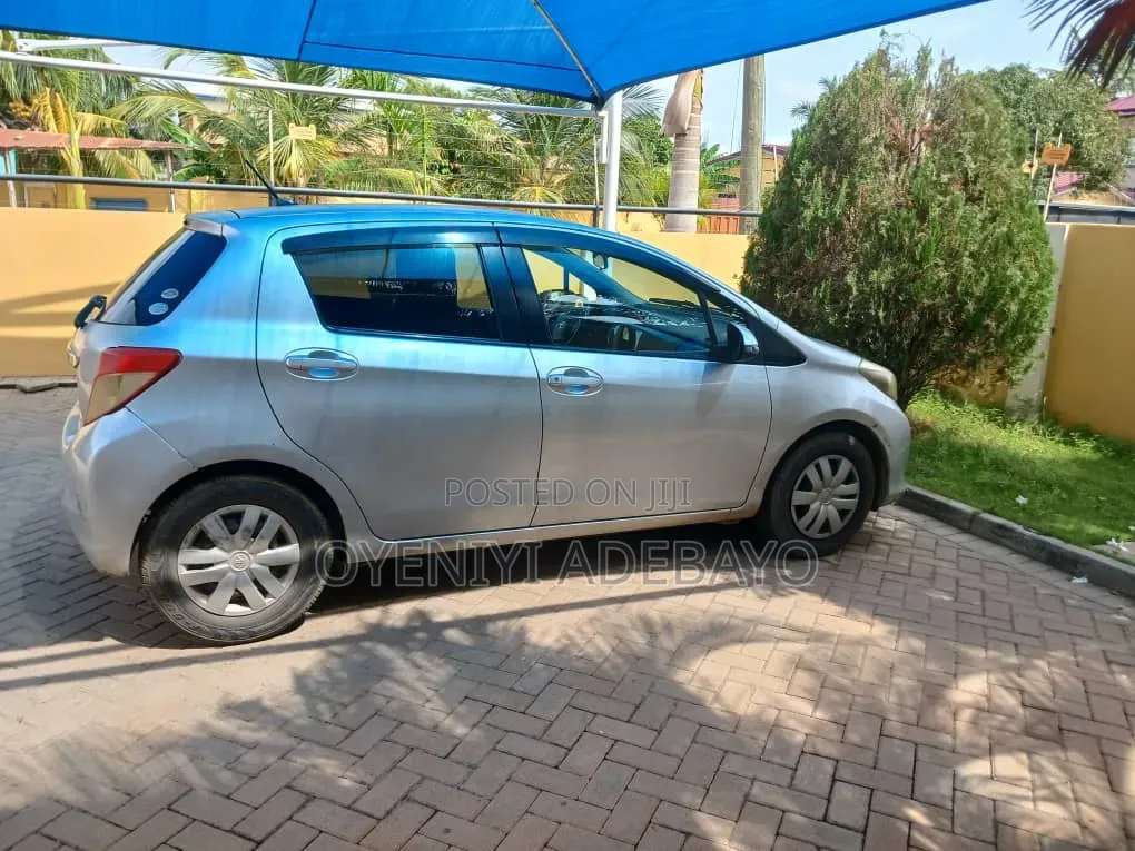 Toyota Vitz 2012 Silver