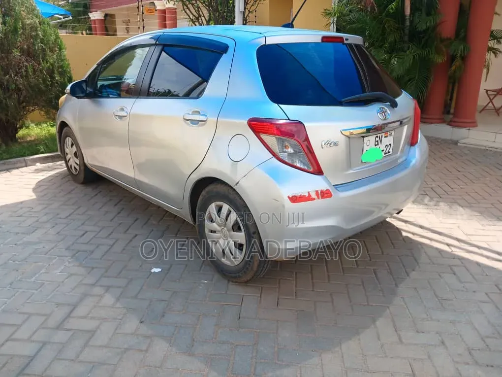 Toyota Vitz 2012 Silver