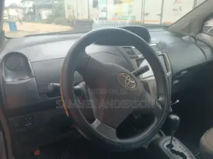 Toyota Vitz 1.3 AWD 5dr 2010 Silver