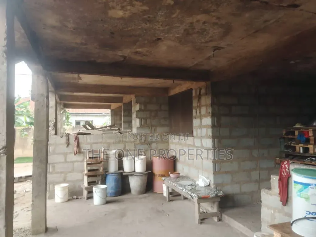 6bdrm Apartment in Medie Kotoku Road, Amasaman for sale