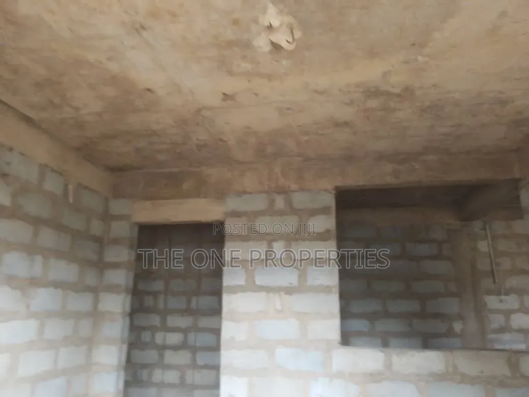 6bdrm Apartment in Medie Kotoku Road, Amasaman for sale