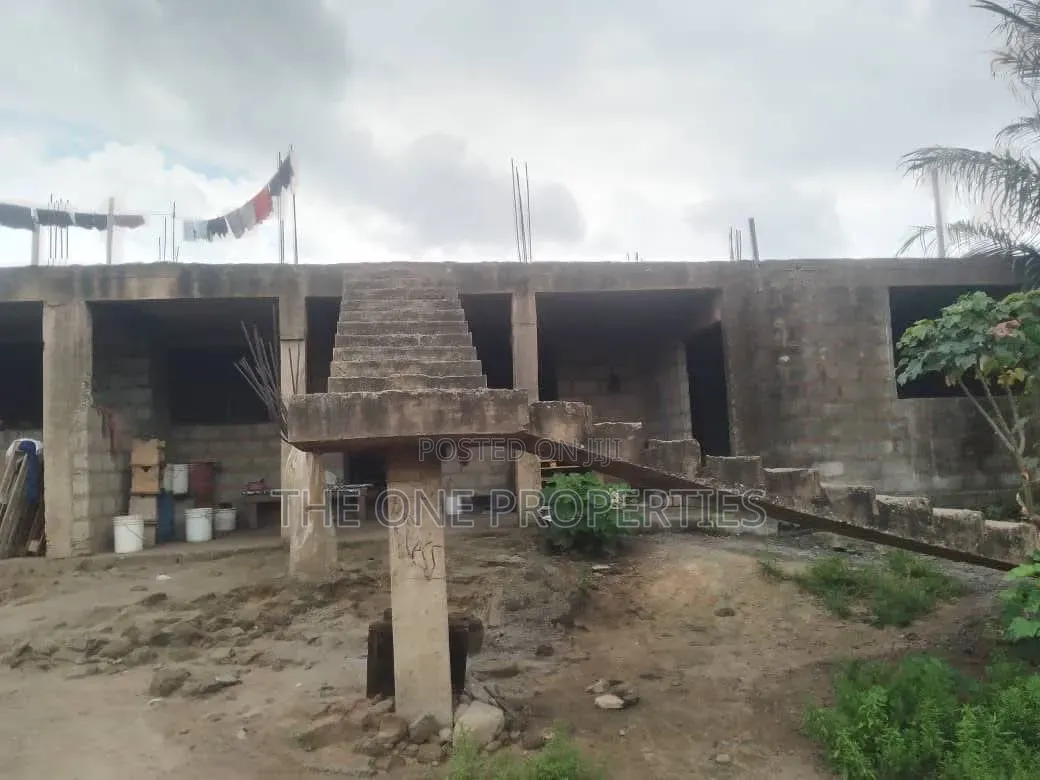6bdrm Apartment in Medie Kotoku Road, Amasaman for sale