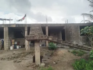6bdrm Apartment in Medie Kotoku Road, Amasaman for sale