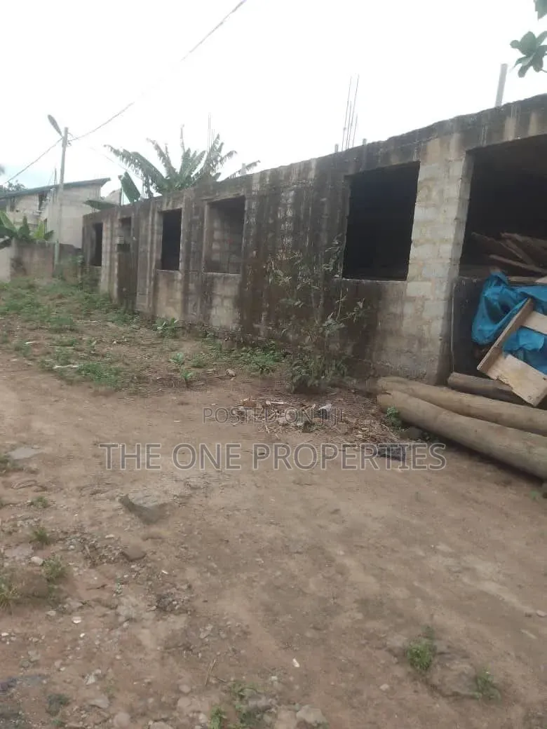 6bdrm Apartment in Medie Kotoku Road, Amasaman for sale