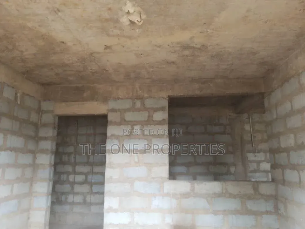 6bdrm Apartment in Medie Kotoku Road, Amasaman for sale