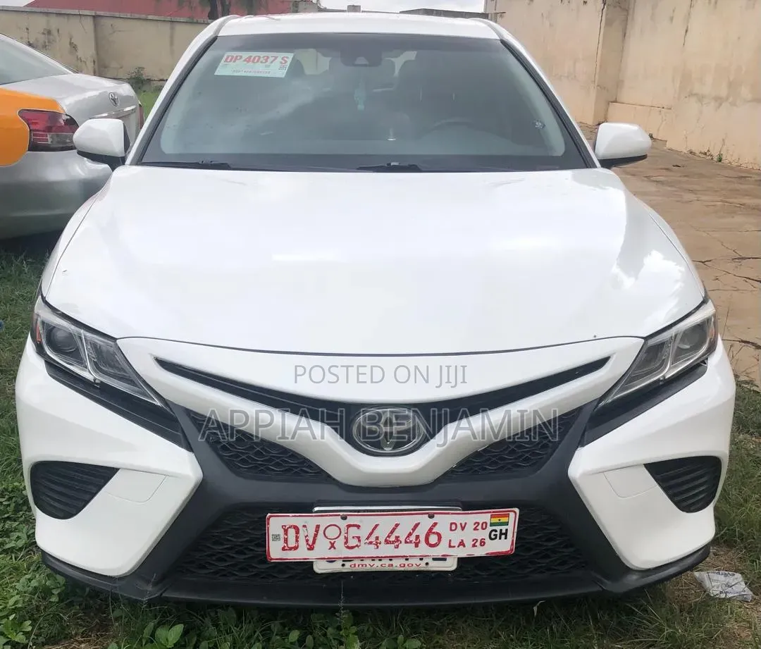Toyota Camry SE FWD (2.5L 4cyl 8AM) 2018 White