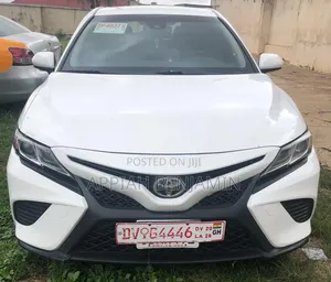 Toyota Camry SE FWD (2.5L 4cyl 8AM) 2018 White