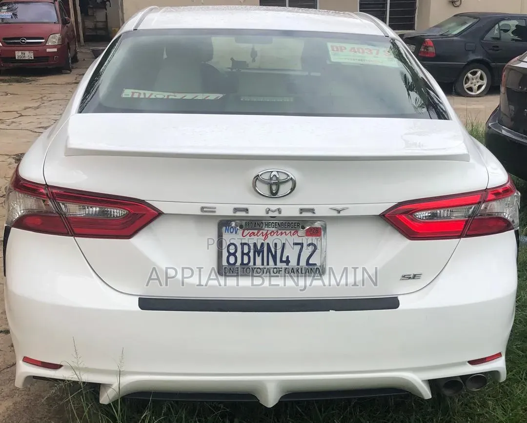 Toyota Camry SE FWD (2.5L 4cyl 8AM) 2018 White