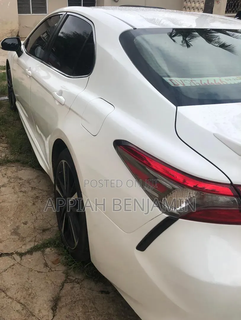Toyota Camry SE FWD (2.5L 4cyl 8AM) 2018 White