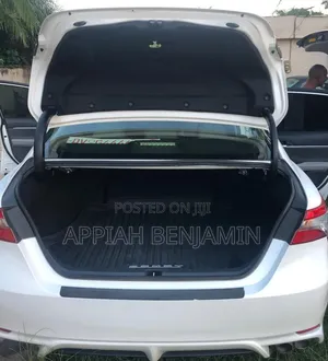 Toyota Camry SE FWD (2.5L 4cyl 8AM) 2018 White