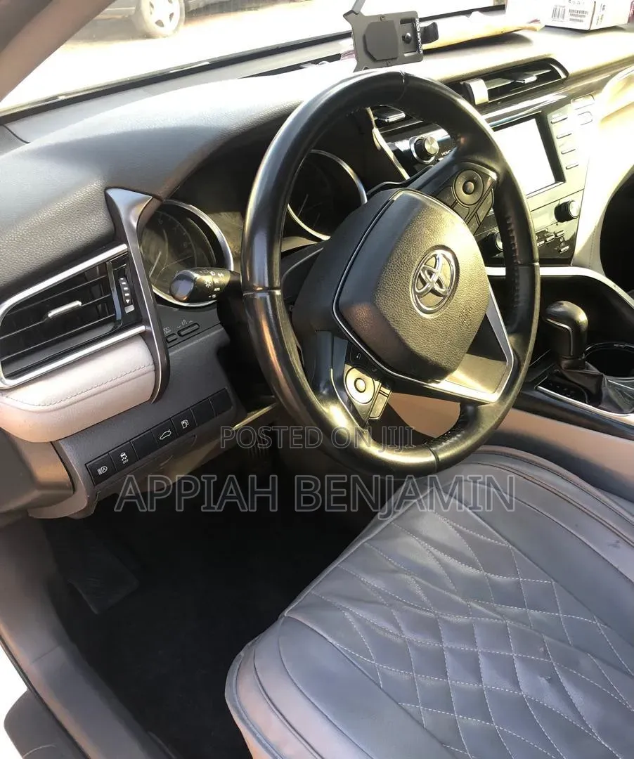 Toyota Camry SE FWD (2.5L 4cyl 8AM) 2018 White