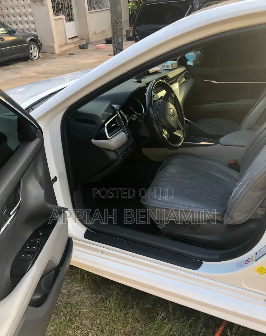 Toyota Camry SE FWD (2.5L 4cyl 8AM) 2018 White