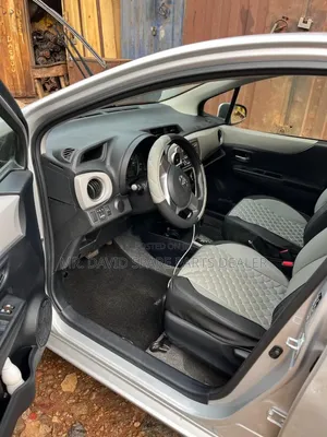 Toyota Vitz 2012 Silver