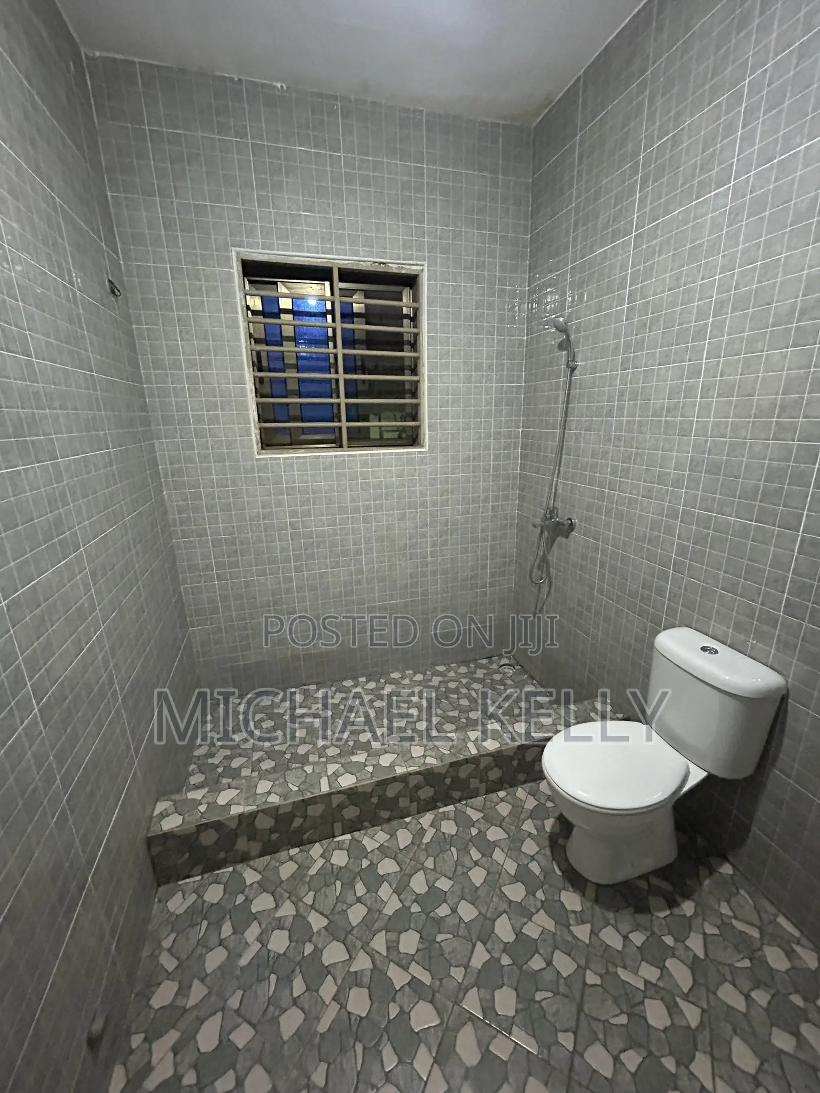 6bdrm Shared Apartment in Ashomang Estate for rent