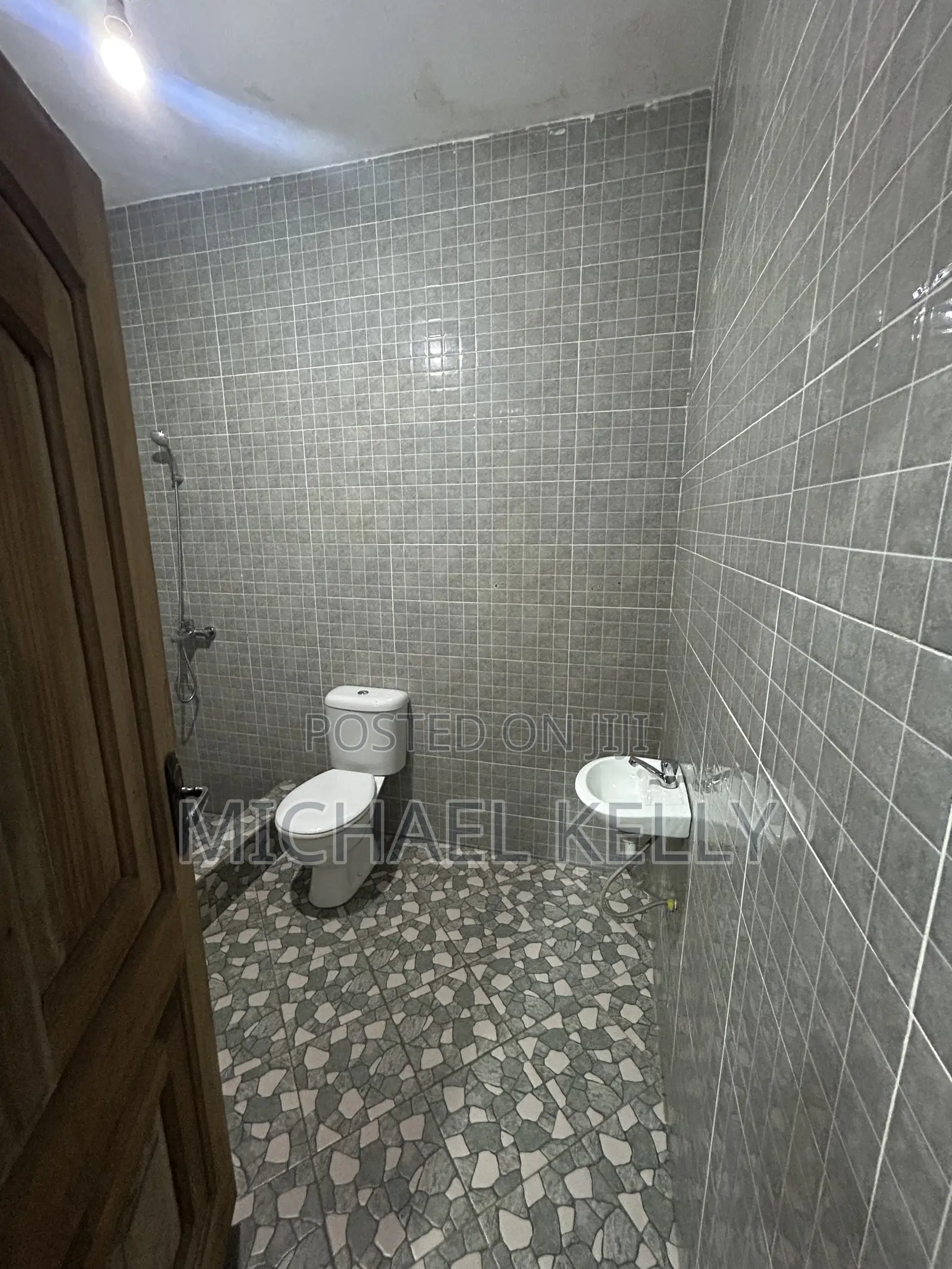 6bdrm Shared Apartment in Ashomang Estate for rent