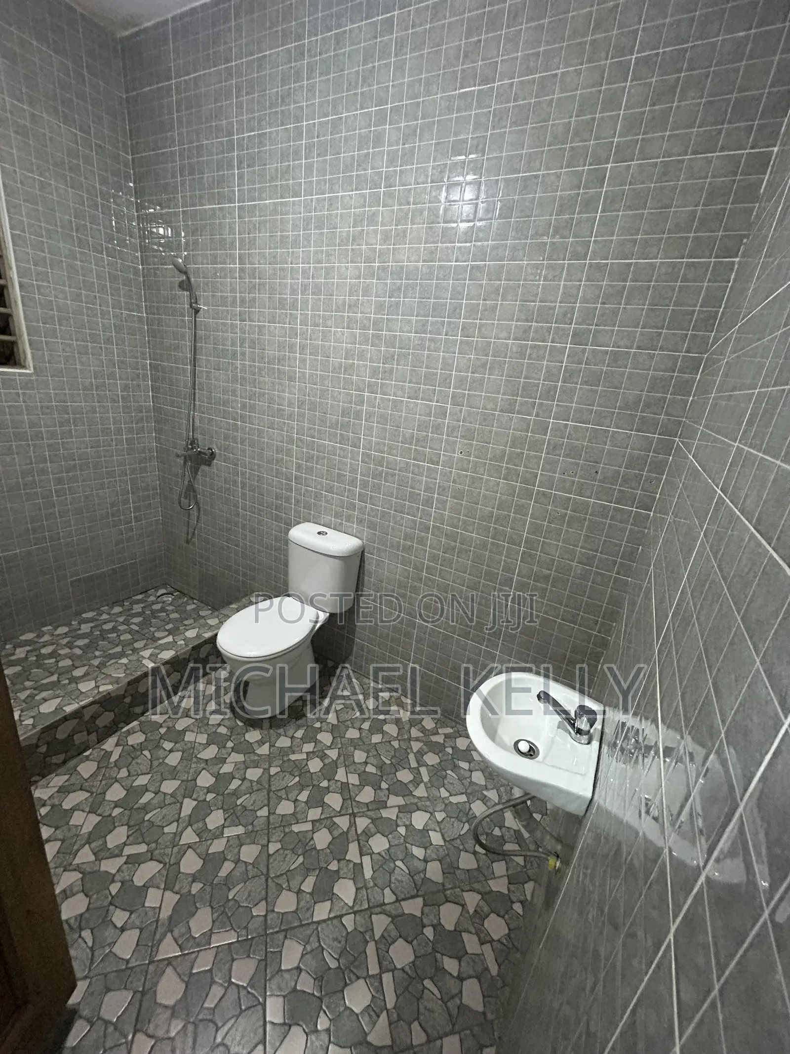 6bdrm Shared Apartment in Ashomang Estate for rent