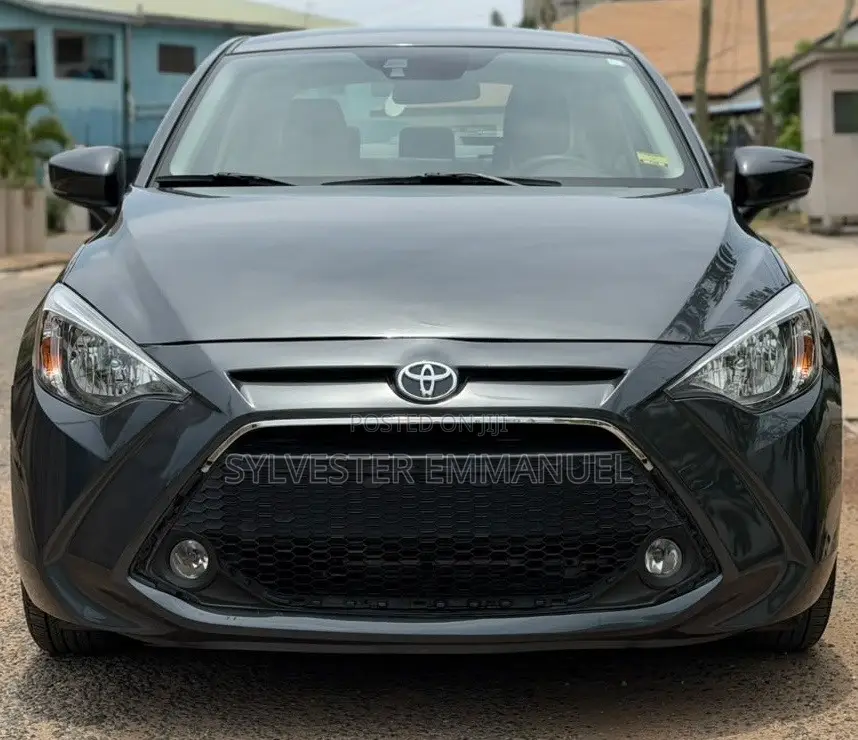 Toyota Yaris 1.5 Sedan LE 2020 Gray